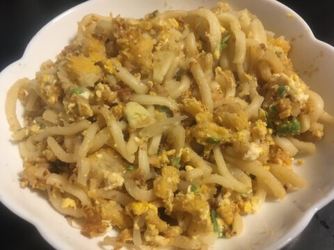 コロッケ、にんにく、ねぎ、たまごの焼うどん